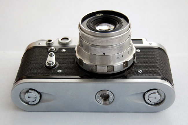 Фотоаппарат ФЭД-2 и штатный объектив Индустар-26М, вид снизу