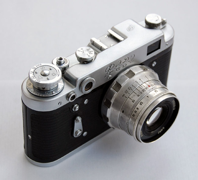 Фотоаппарат ФЭД-2 и штатный объектив Индустар-26М, вид сбоку