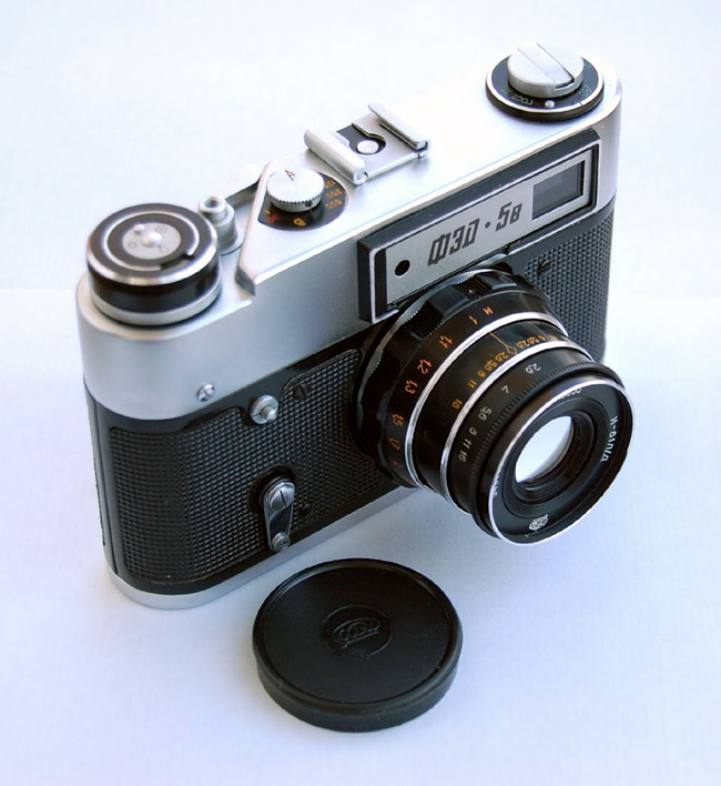 Фотоаппарат ФЭД-5В и штатный объектив Индустар-61 Л/Д, вид сбоку