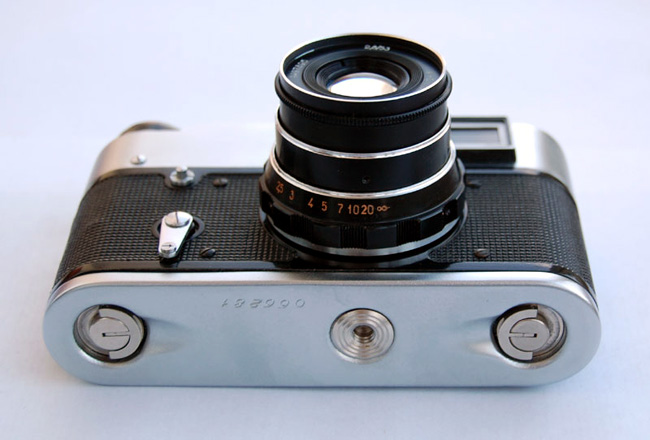 Фотоаппарат ФЭД-5В и штатный объектив Индустар-61 Л/Д, вид снизу