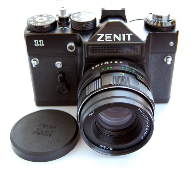 Фотоаппарат Зенит-11 № 87153204 и штатный объектив Гелиос-44М-4 № 87469377, вид спереди