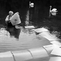 Чехия. Bohemien. Фотограф Йиндржих Прибик, промывает фотографии в озере рядом с домом. 2005 г. Мартин Франк.