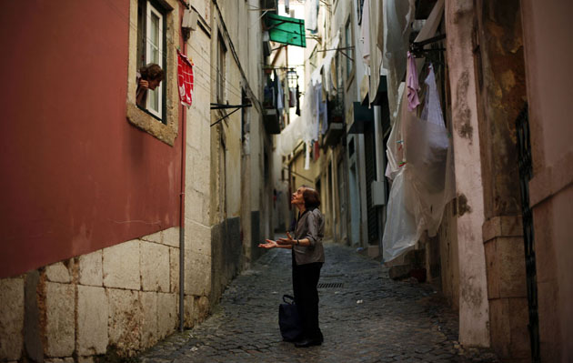 Две женщины разговаривают в районе Алфама в Лиссабоне