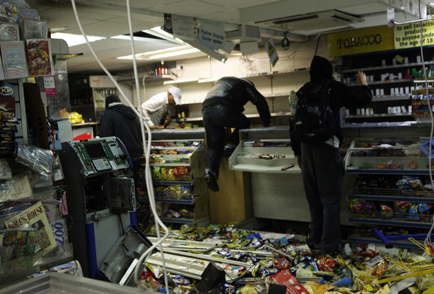 Мародеры грабят магазин в Хакни, восточный Лондон, 8 августа 2011 года