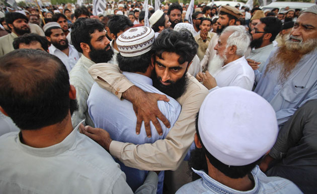Сторонники запрещенной Исламской организации Джамаат-уд-Дава обнимают друг друга.