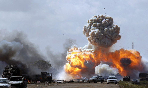 Автомобили в Ливии взорваны воздушным ударом сил НАТО.