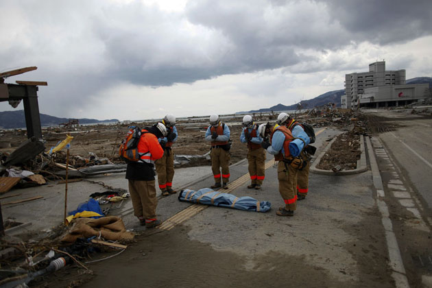 Спасатели отдают последние почести, Япония.