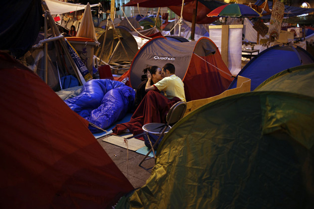 Устанановленные палатки демонстрантов, площадь Пуэрта-дель-Соль в Мадриде .