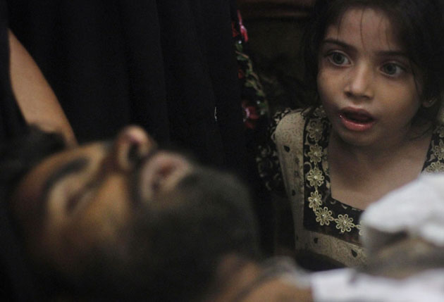Восьмилетняя девочка смотрит на раненного дядю. Пакистан.