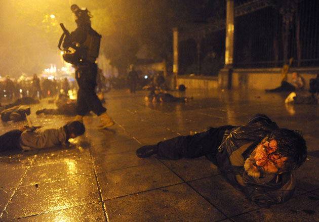Полиция задерживает протестующих во время столкновений в Тбилиси 26 мая 2011 г.