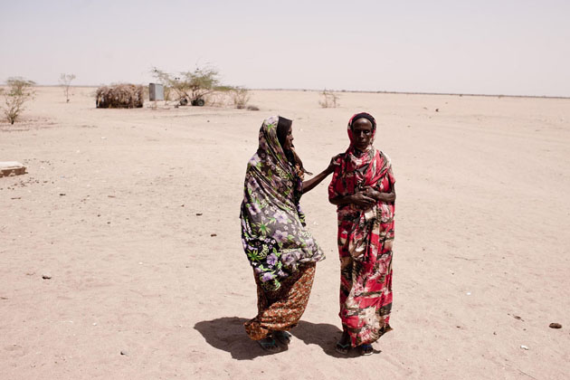 Женщины стоят в пустыне в Wajir, время засухи. Кения