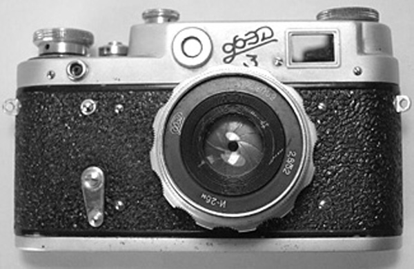 Фотокамера «ФЭД-3» с объективом «Индустар-26М». Вид спереди.