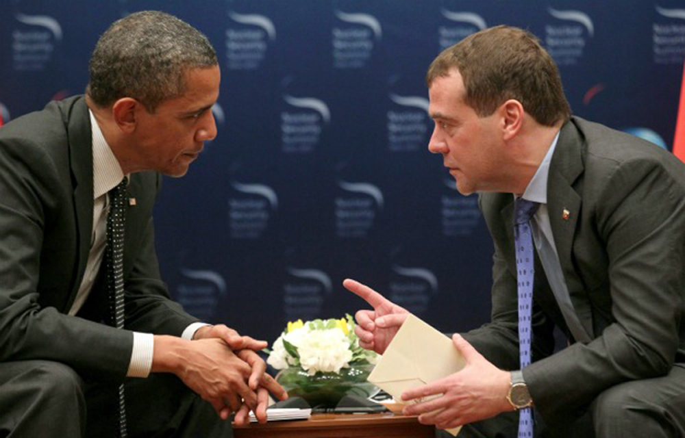 Дмитрий Медведев разговаривает c Бараком Обамой. AP Photo/Pablo Martinez Monsivais