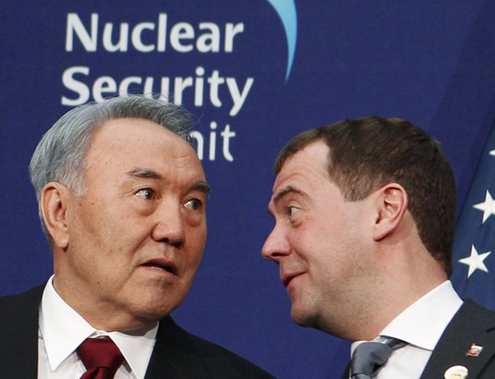 Дмитрий Медведев разговаривает с Нурсултаном Назарбаевым. REUTERS/Larry Downing