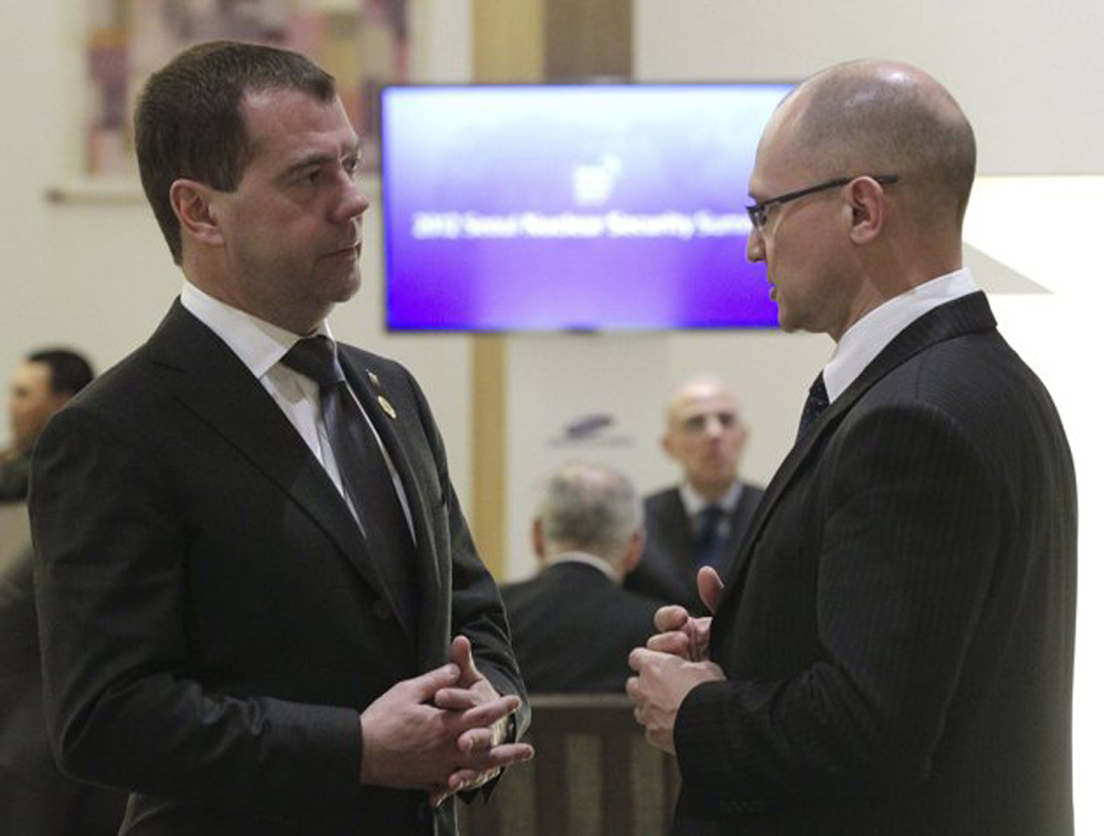 Дмитрий Медведев разговаривает с Сергеем Кириенко. RIA Novosti/Mikhail Klimentyev