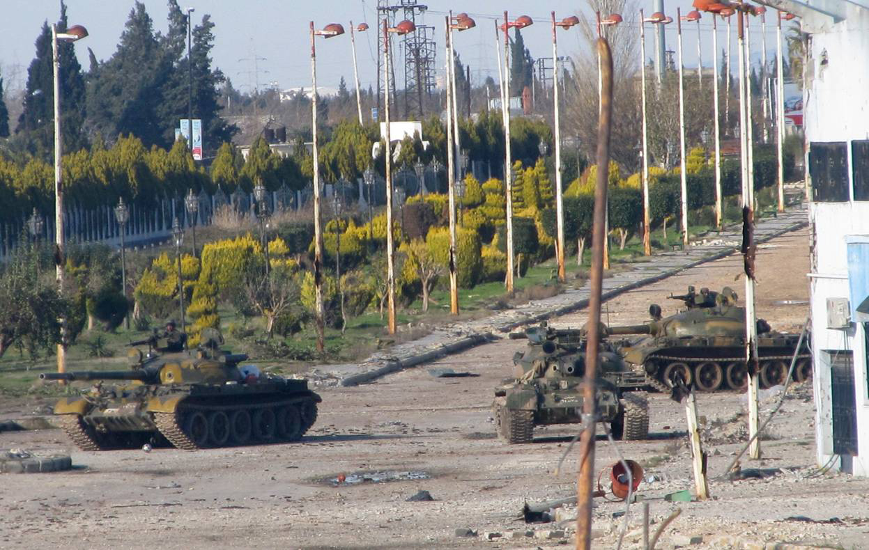 Танки армии Сирии на улице квартала Баба Амр, г. Хомс, 12 февраля 2012 года. Reuters / Moulhem Alnader