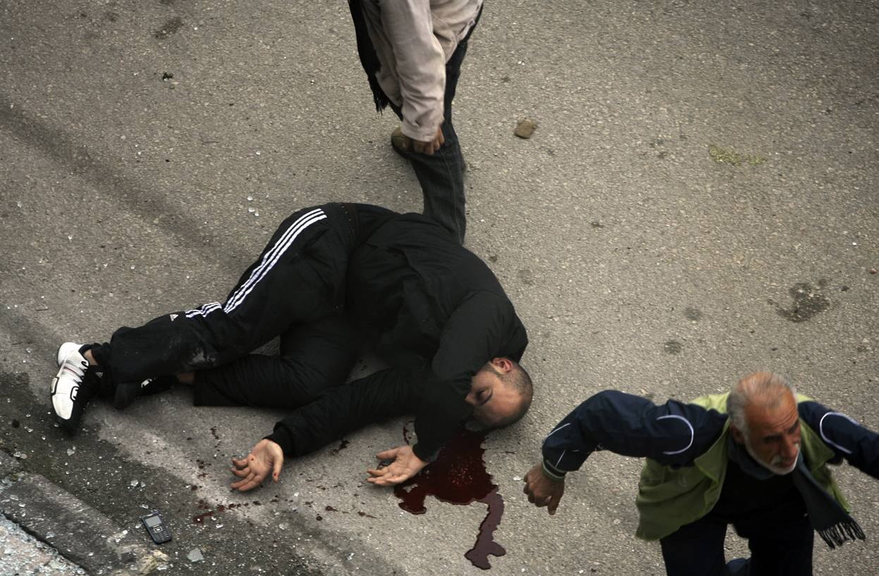 Тяжело раненный мужчина, г. Хомс, 11 января 2012 года.