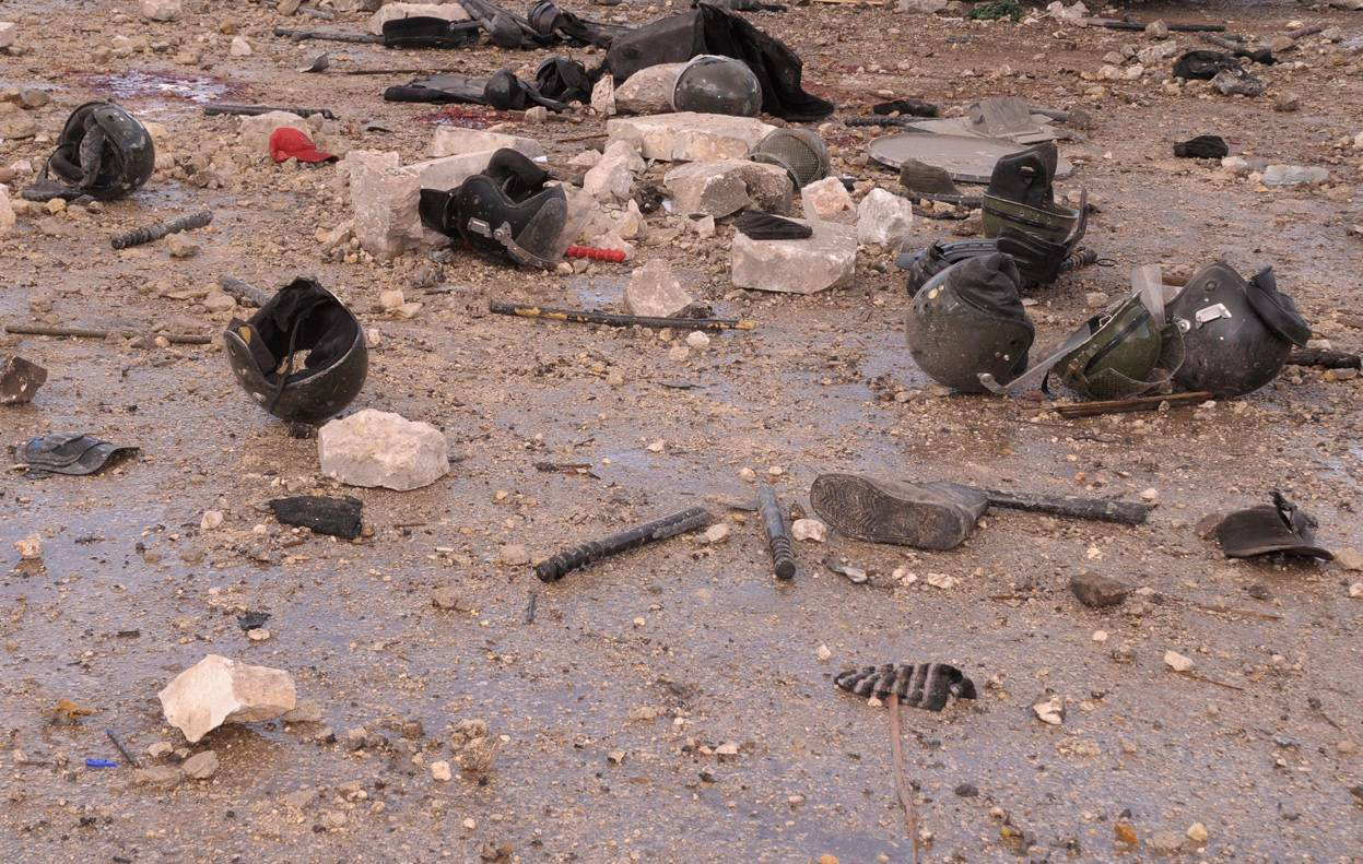 Полицейские шлемы и вещи на земле около здания полицейского участка. г. Алеппо 10 февраля 2012 года. Reuters / George Orfalian