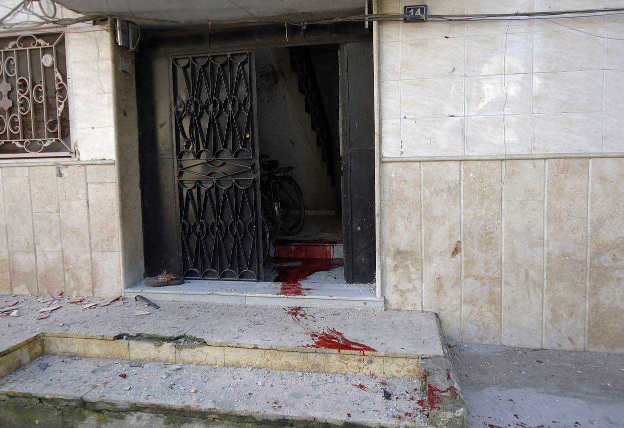 След крови, который тянется вглубь разрушенного дома, после массированной атаки правительственными силами района Баба Амр, 16 февраля 2012 года. Reuters / Moulhem Alnader