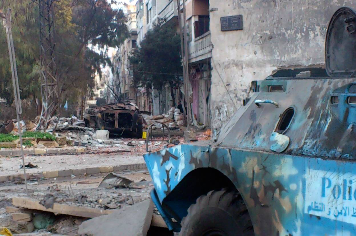Две единицы бронетехники правительственных войск, уничтоженные силами боевиков на улице города. г. Хомс, 4 февраля 2012 года. Reuters / Stringer
