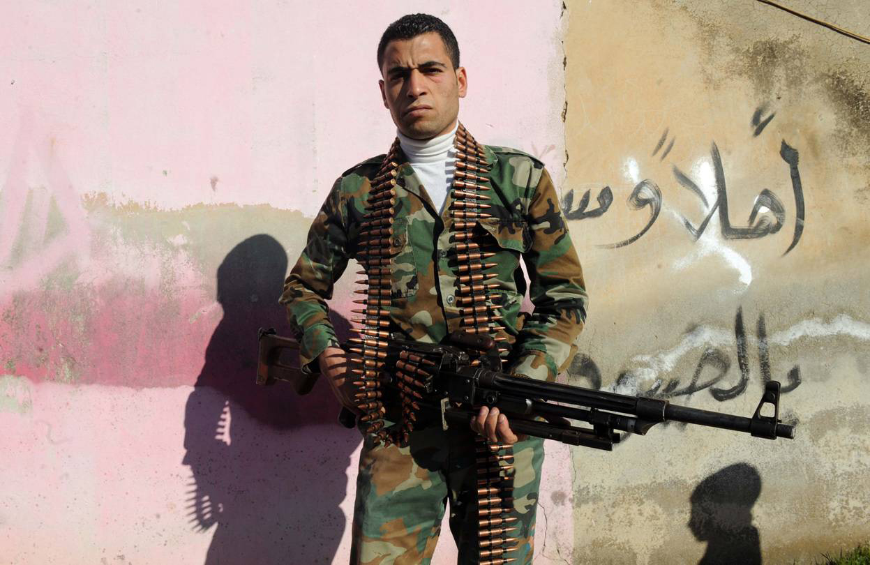 Боевик, так называемой «свободной армии Сирии», стоит на страже западных интересов на северо - западе Сирии, вблизи турецко – сирийской границы. г. Идлиб 20 февраля 2012 года. Bulent Kilic / AFP / Getty