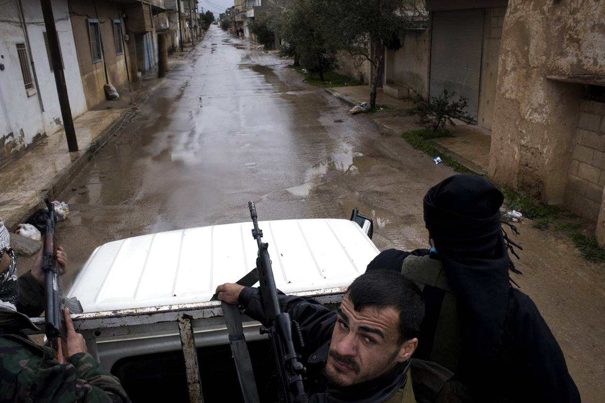 Во время патрулирования улиц в районе Ксар, в 25 километрах к юго-западу от беспокойного города Хомс. 27 января 2012 года. Alessio Romenzi / AFP / Getty