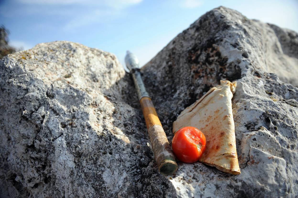Помидор и лепешка рядом с ракетой на бесплатной парковке, контролируемой террористическими группировками, г. Идлиб, 22 февраля 2012 года. Bulent Kilic / AFP / Getty
