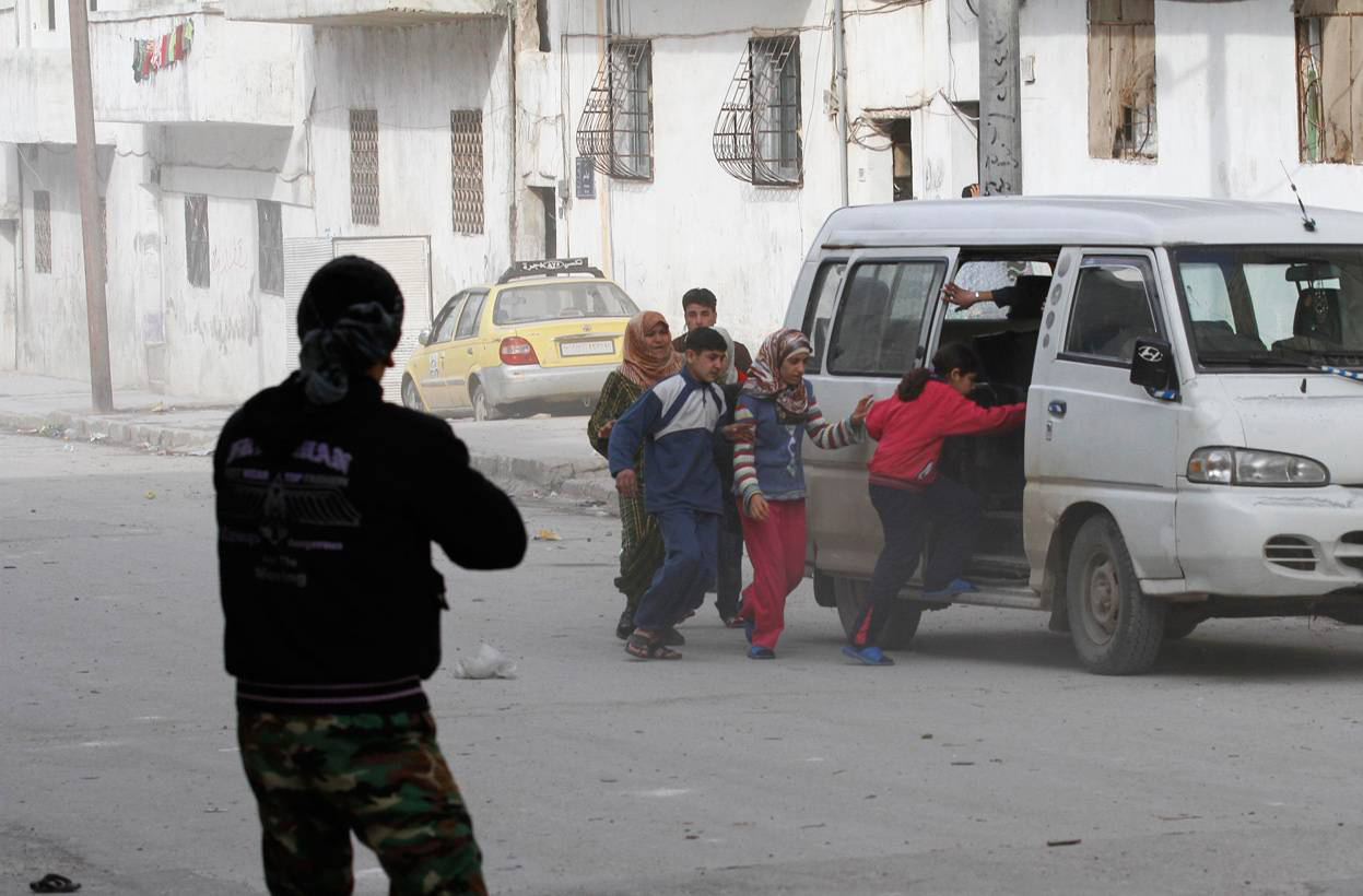 Эвакуация гражданских. г. Идлиб, 14 февраля 2012 года. AFP Photo