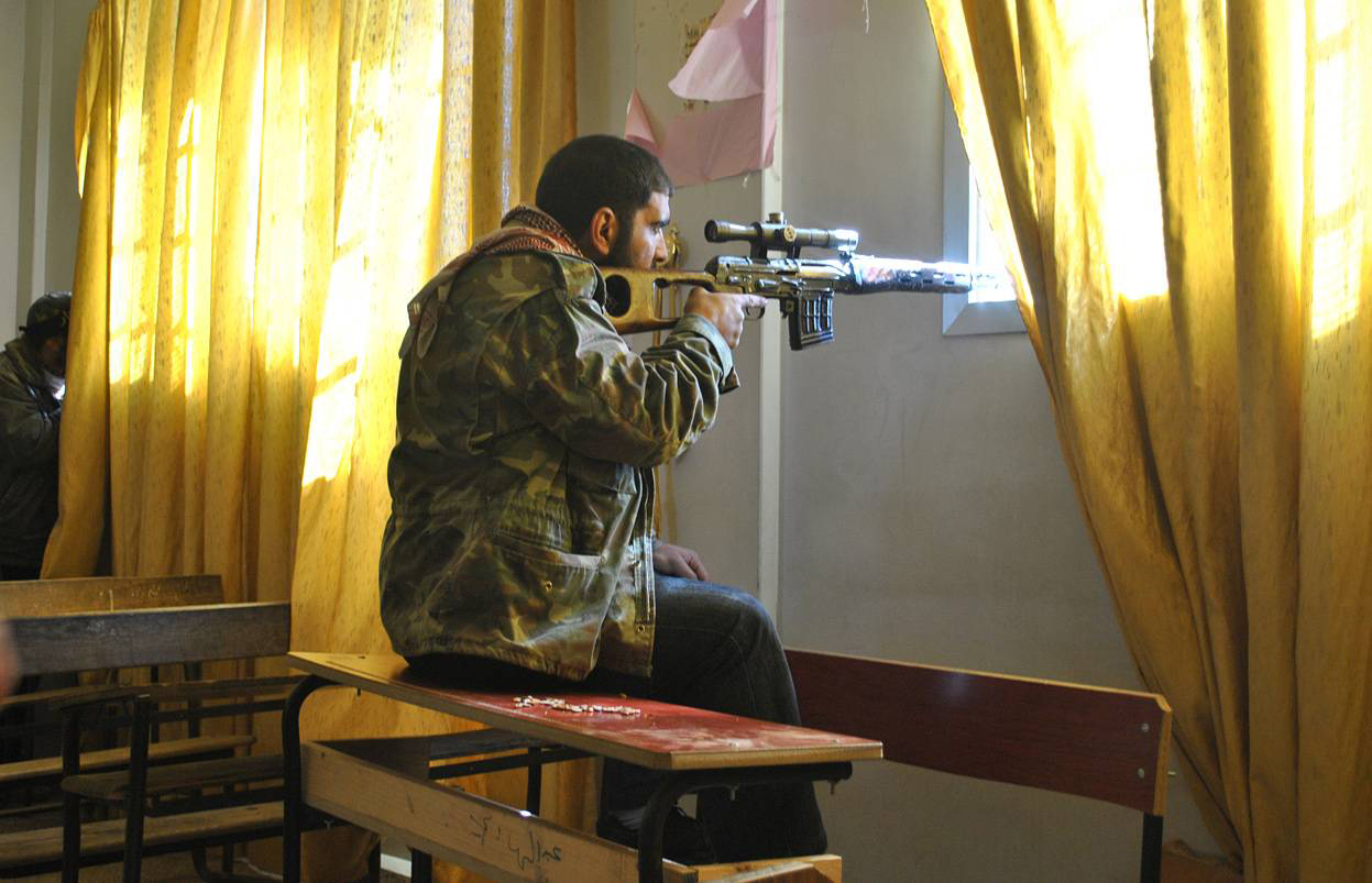Сирийский террорист ищет свою цель. г. Хомс 22 февраля 2012 года. AFP Photo
